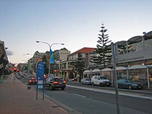 Coogee Beach�i�N�[�W�[�E�r�[�`�j�ɗאڂ��邨�X