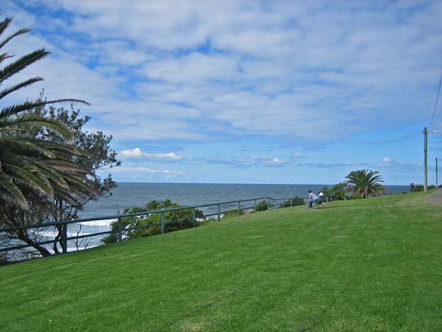 Cronulla Beach�i�N���k���E�r�[�`�j����]�ł���u�Ƀx���`������܂��B