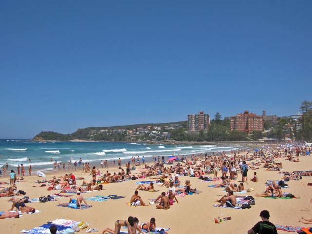 Manly Beach�i�}�����[�E�r�[�`�j�ŊC����������l�X 1 