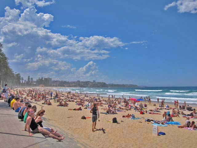 Manly Beach�i�}�����[�E�r�[�`�j�ŊC����������l�X 2 
