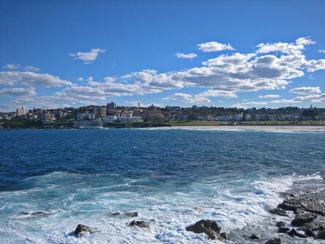 Sam Fiszman Park�i�T���E�t�B�b�c�}���E�p�[�N�j���猩��Bondi Beach�i�{���_�C�E�r�[�`�j