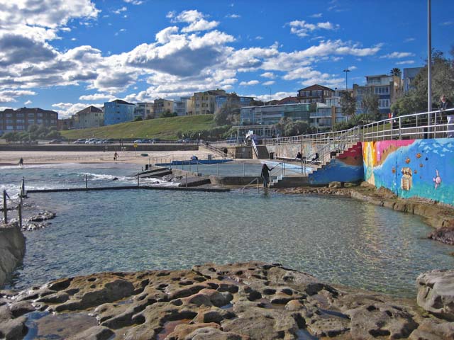 �����z����ƓV�R�̃v�[��������܂��B