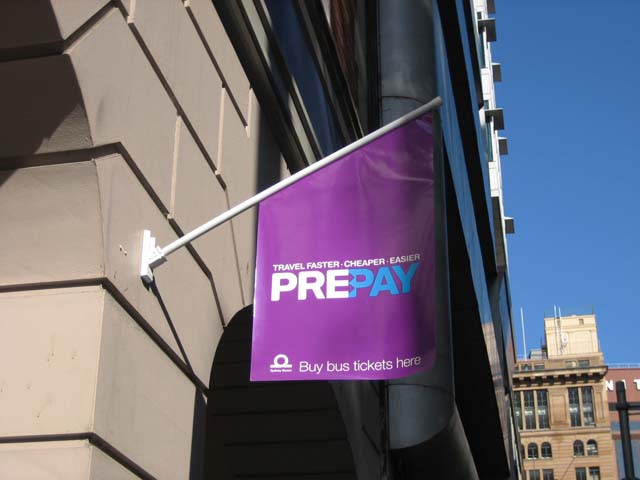 �l���o�c���Ă���R���r�j�̊O�ɂ���uPrepay�i�v���y�C�j�v�̊�