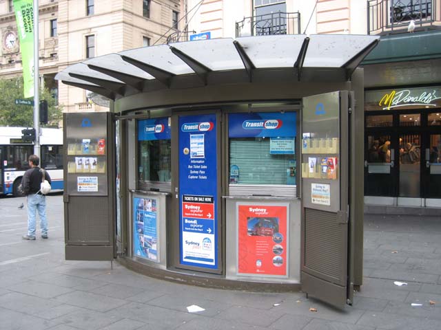 Circular Quay�i�T�[�L�����[�L�[�j�w��Transit shop�i�g�����W�b�g�E�V���b�v�j