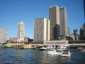 Cirqular Quay�i�T�[�L�����[�E�L�[�j�ɏW�܂�t�F���[