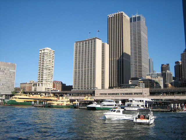 Cirqular Quay�i�T�[�L�����[�E�L�[�j�ɏW�܂�t�F���[