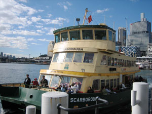 Cirqular Quay�i�T�[�L�����[�E�L�[�j�̃��[�t�i�u���j�ɒ┑���̃t�F���[