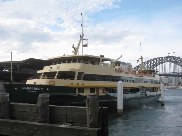 Cirqular Quay�i�T�[�L�����[�E�L�[�j�̃��[�t�i�u���j�ɒ┑���̃t�F���[