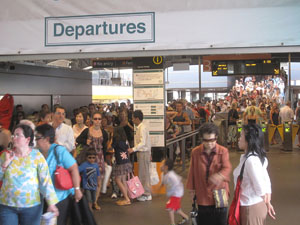 Cirqular Quay�i�T�[�L�����[�E�L�[�j�ɂ���Manly�i�}�����[�j�s���̎������D�@