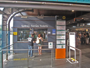 Cirqular Quay�i�T�[�L�����[�E�L�[�j�ɂ��鑋��