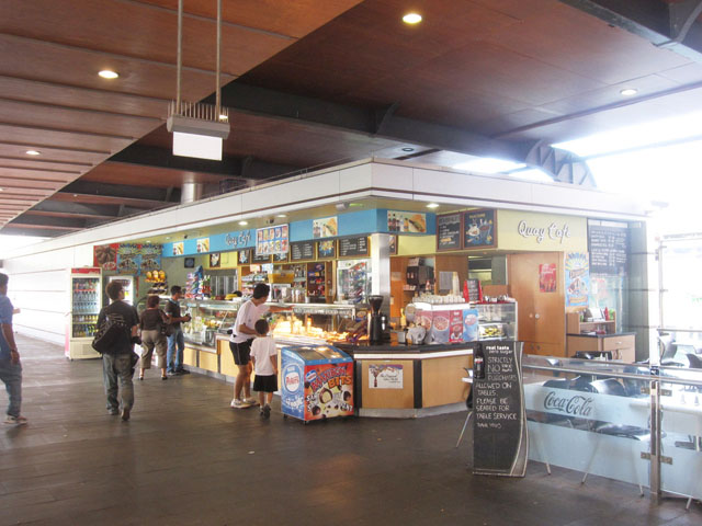 Cirqular Quay�i�T�[�L�����[�E�L�[�j�ɂ��邨�X