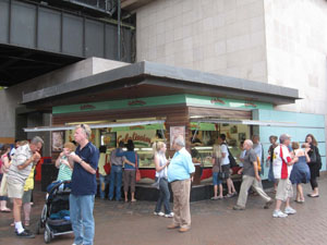 Cirqular Quay�i�T�[�L�����[�E�L�[�j�ɂ���A�C�X�N���[���X