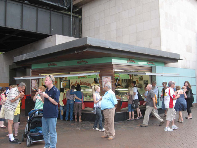 Cirqular Quay�i�T�[�L�����[�E�L�[�j�ɂ���A�C�X�N���[���X