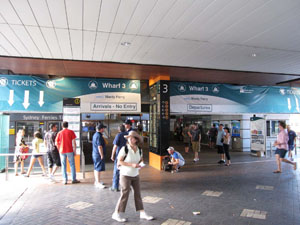 Cirqular Quay�i�T�[�L�����[�E�L�[�j�ɂ��郏�[�t�i�u���j�̓���