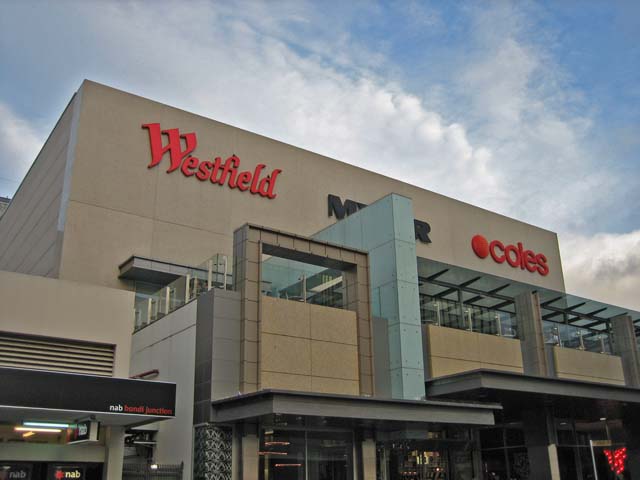 coles�i�R�[���X�j�������Ă���Westfield�i�E�F�X�g�t�B�[���h�j Bondi Junction�i�{���_�C�E�W�����N�V�����j