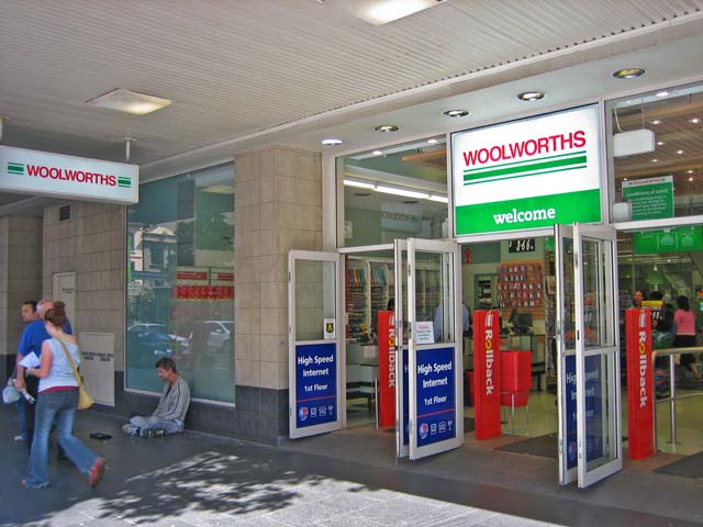 WOOLWORTHS�i�E�[�����[�X�j�̓��� Town Hall�i�^�E���z�[���j�X