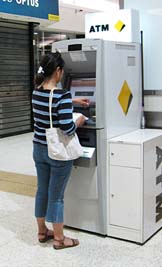 Ashfield�i�A�b�V���t�B�[���h�j�̃V���b�s���O���[���ɂ���Commonwealth Bank��ATM