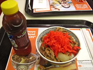 Beef Bowl�i�����j�̕��AIced Tea �i�A�C�X�e�B�[�j