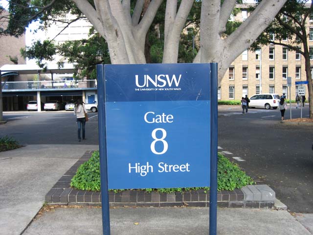 �W���ꏊ�́u�A�b�p�[�L�����p�X�iHigh Street�����j��8�ԃQ�[�g